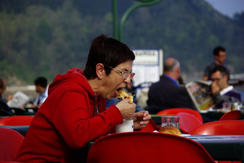 امرأة عجوز تأكل كرواسون