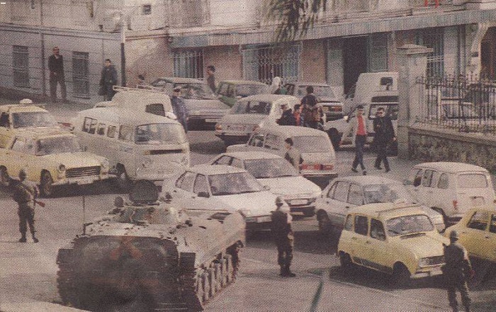 الجيش الجزائري في شوارع العاصمة بعد إلغاء الانتخابات 1991