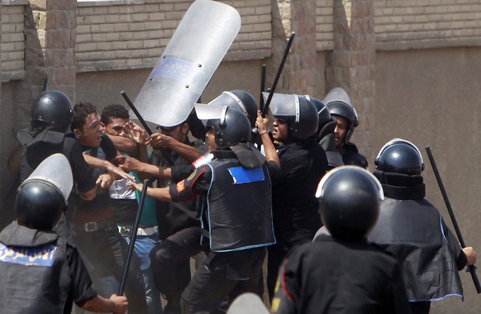 الشرطة المصرية تضرب شخصا