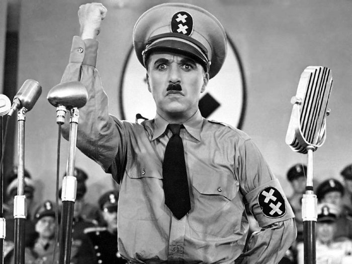 تشارلي تشابلن يؤدي دور هتلر في أحد أفلامه