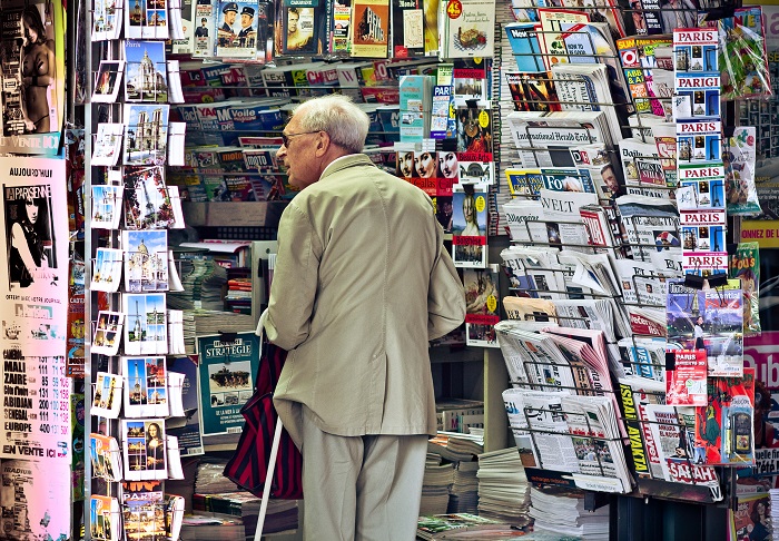 رجل عجوز وسط كتب ومجلات