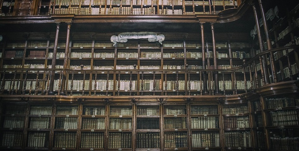 مكتبة قديمة