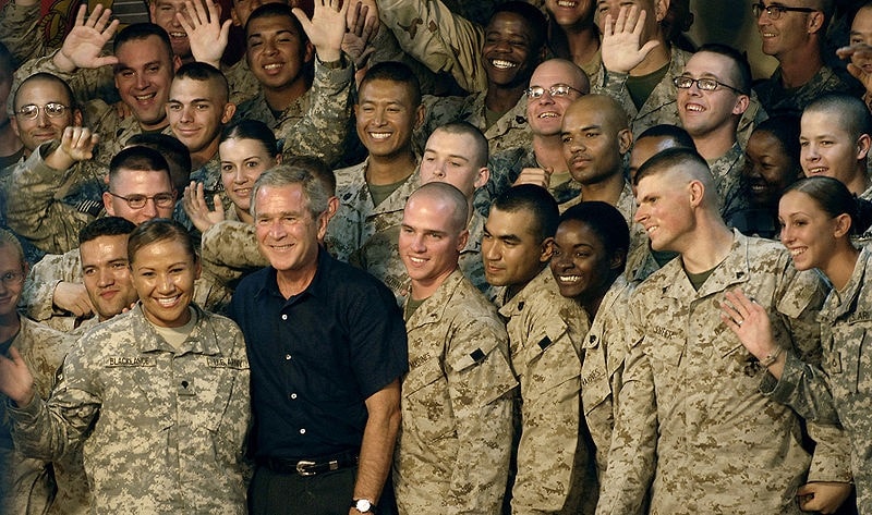 جورج دبليو بوش وسط الجنود الأمريكيين