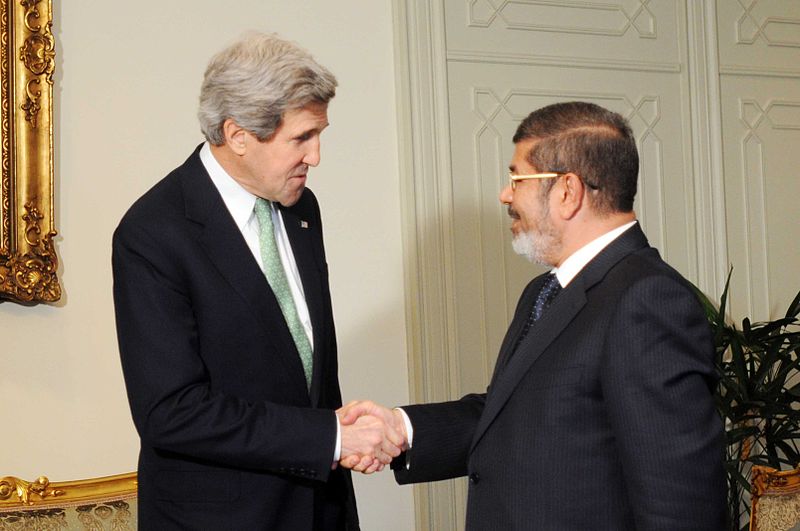 وزير الخارجية الأمريكي جون كيري مع الرئيس المصري محمد مرسي