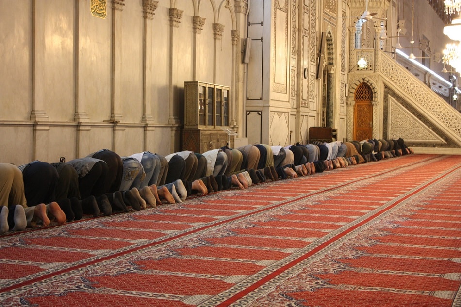 مسلمون يصلون