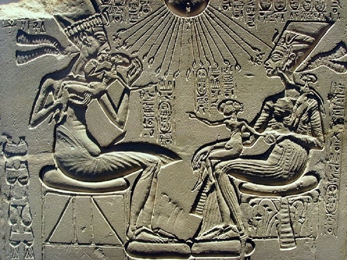 إخناتون وزوجته نفرتاري وطفلهما تحت أشعة الإلهة آتون