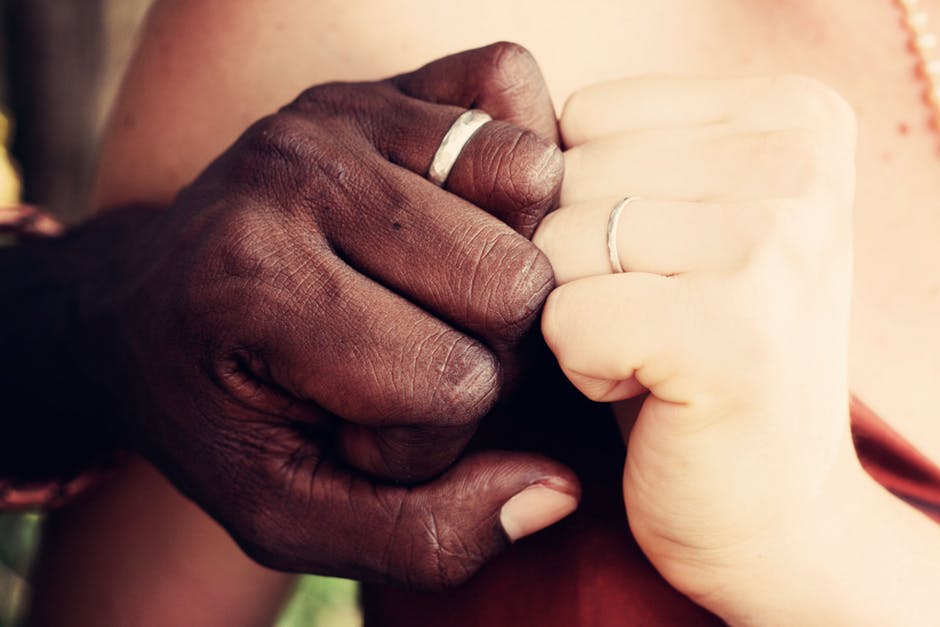 رجل أسود وامرأة بيضاء يتزوجان