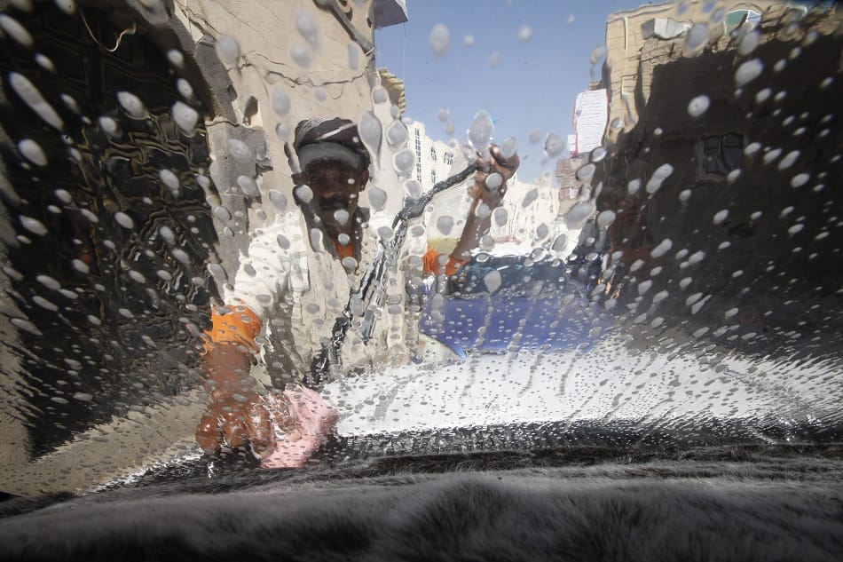 رجل فقير يغسل زجاج سيارة