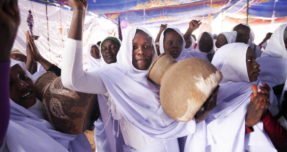 تسقط بس كيف قادت فتيات النيل الثورة السودانية